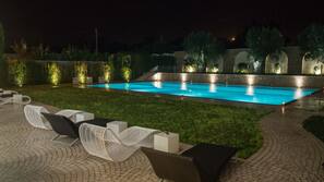 Piscina coperta, piscina all'aperto, lettini