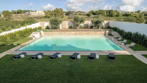 Piscina coperta, piscina all'aperto, lettini