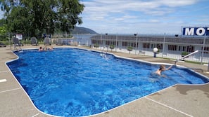 Piscine extérieure (ouverte en saison)