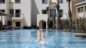 Innenpool, 2 Außenpools, Sonnenschirme, Liegestühle