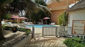 2 piscinas al aire libre, sombrillas