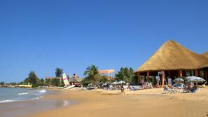 Playa privada cerca, arena blanca, tumbonas y sombrillas