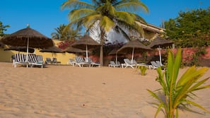 Playa privada cerca, arena blanca, tumbonas y sombrillas