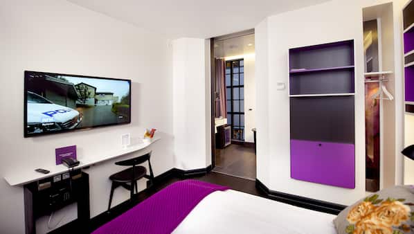1 soverom, senger med overmadrass, minibar og safe på rommet