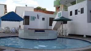 3 piscinas al aire libre, sombrillas