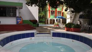 Bañera de hidromasaje al aire libre