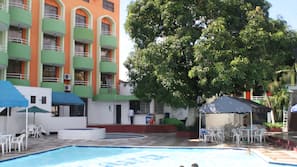 3 piscinas al aire libre, sombrillas