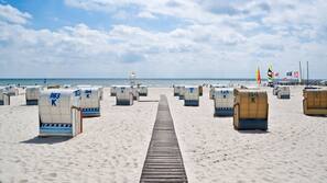 Am Strand, weißer Sandstrand, Liegestühle