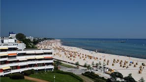 Am Strand, weißer Sandstrand, Liegestühle