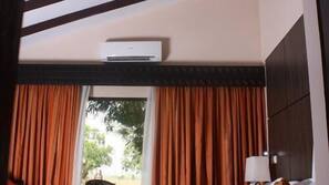 In-room safe, desk, free WiFi