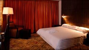 In-room safe, desk, free WiFi