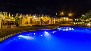 Una piscina al aire libre, sombrillas, tumbonas