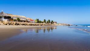 Playa privada, arena blanca, toallas de playa y masajes en la playa