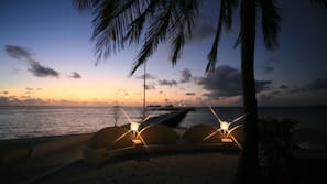 Plage, sable blanc, parasols, serviettes de plage