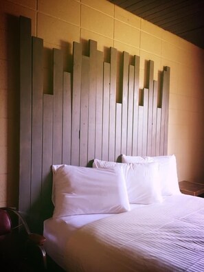 Classic Single Room, 1 Queen Bed | Blackout drapes, iron/ironing board, free WiFi, bed sheets