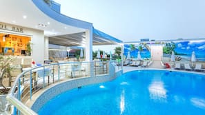 Piscine extérieure, parasols de plage, chaises longues