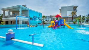 Piscine extérieure, parasols de plage, chaises longues