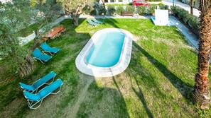 Piscine extérieure, chaises longues