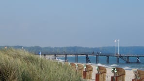 Aan het strand, waterskiën, windsurfen, beachvolleybal