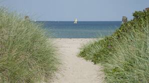 Aan het strand, waterskiën, windsurfen, beachvolleybal