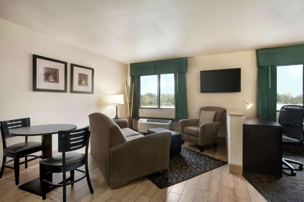 Living area, Travelodge by Wyndham Livonia