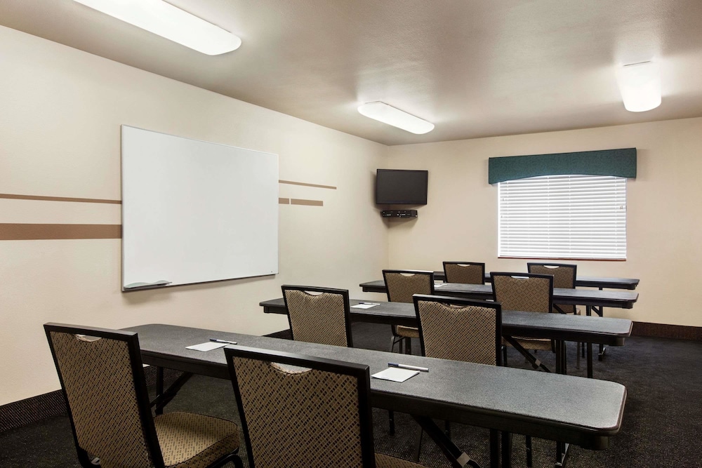 Meeting facility, Travelodge by Wyndham Livonia