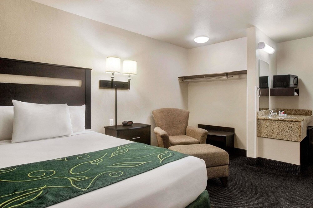 Room, Travelodge by Wyndham Livonia