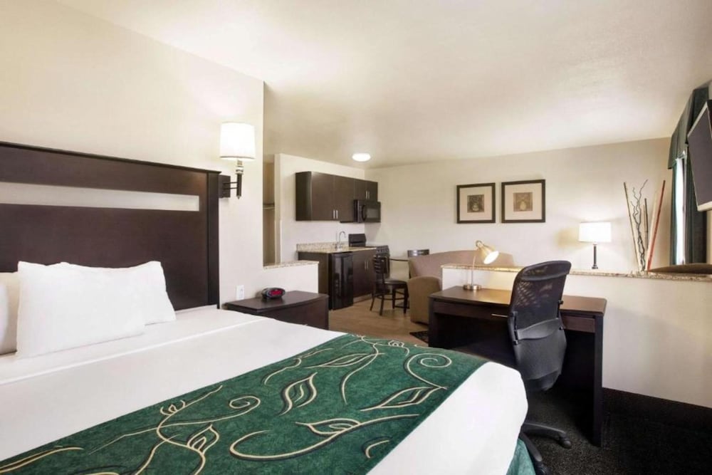 Room, Travelodge by Wyndham Livonia