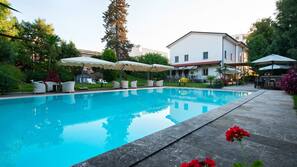 Piscina stagionale all'aperto, lettini