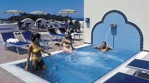 Piscina coperta, 2 piscine all'aperto, ombrelloni da piscina, lettini