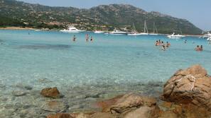 Una spiaggia nelle vicinanze