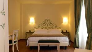 In-room safe, desk, free WiFi