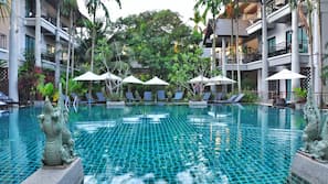 Outdoor pool, free pool cabanas, pool umbrellas