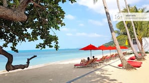 บนชายหาด, เก้าอี้อาบแดด, ผ้าเช็ดตัวชายหาด, เรือคายัค