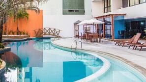 Piscine extérieure, parasols de plage, chaises longues