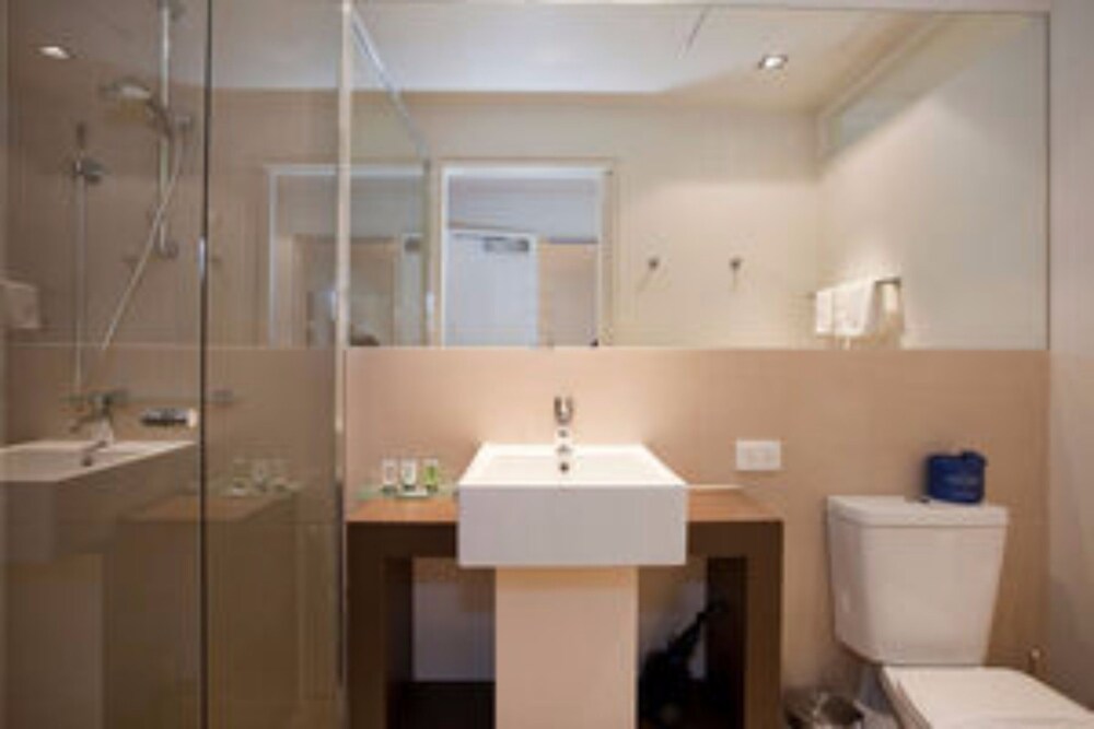 Bathroom, Beachfront Resort Torquay