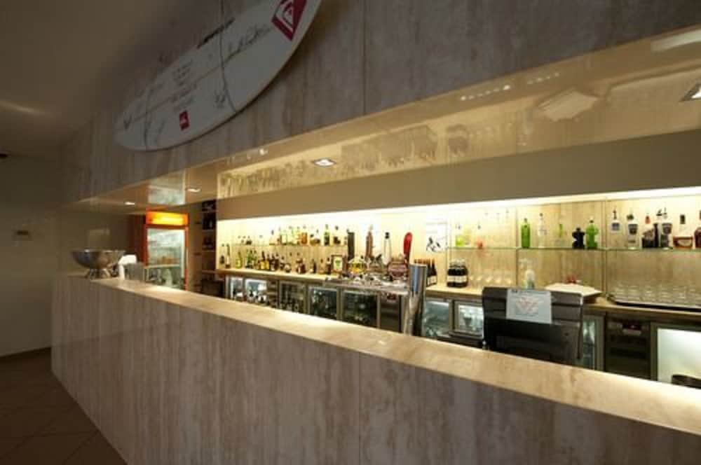 Bar (on property), Beachfront Resort Torquay