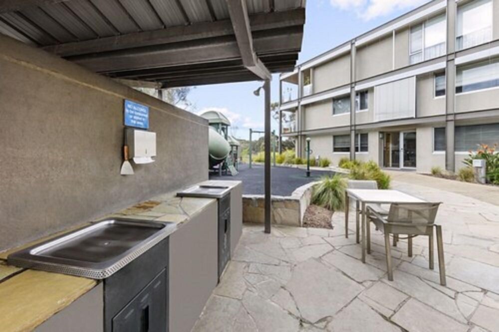 BBQ/picnic area, Beachfront Resort Torquay