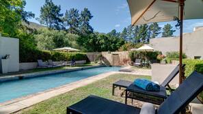 Piscine extérieure, parasols de plage, chaises longues