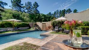 Piscine extérieure, parasols de plage, chaises longues