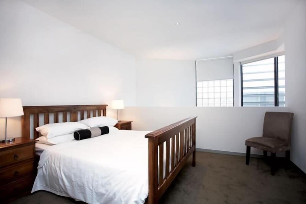 Astra Apartments - St Kilda Rd