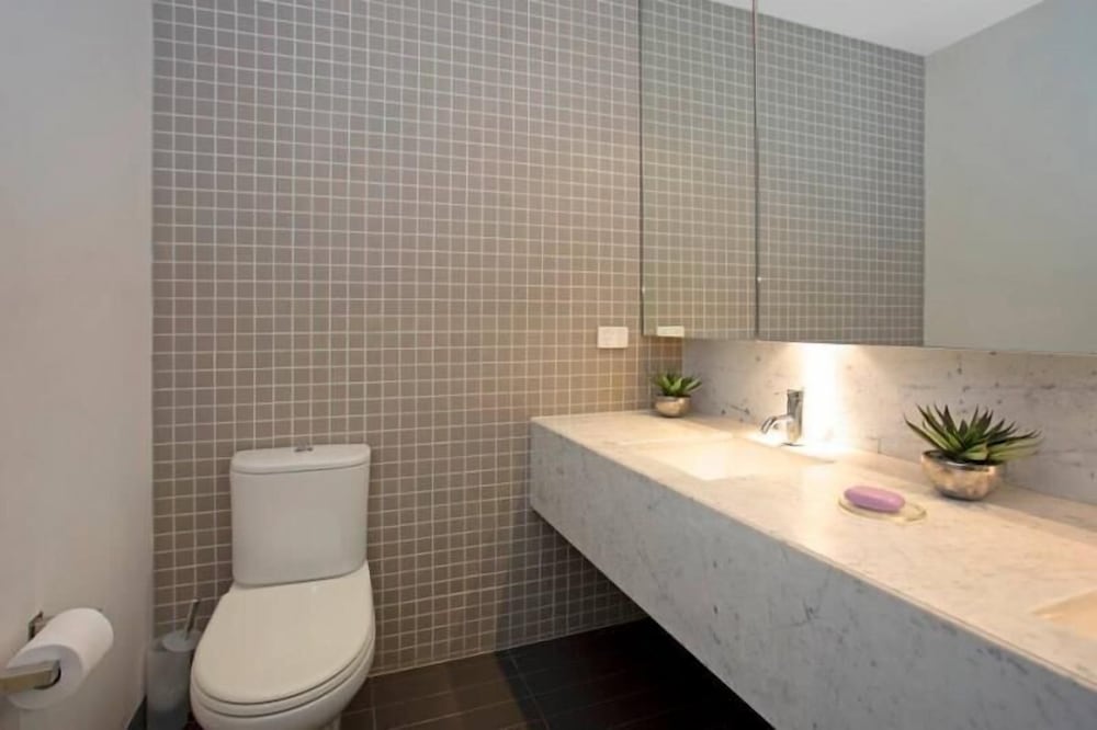 Astra Apartments - St Kilda Rd