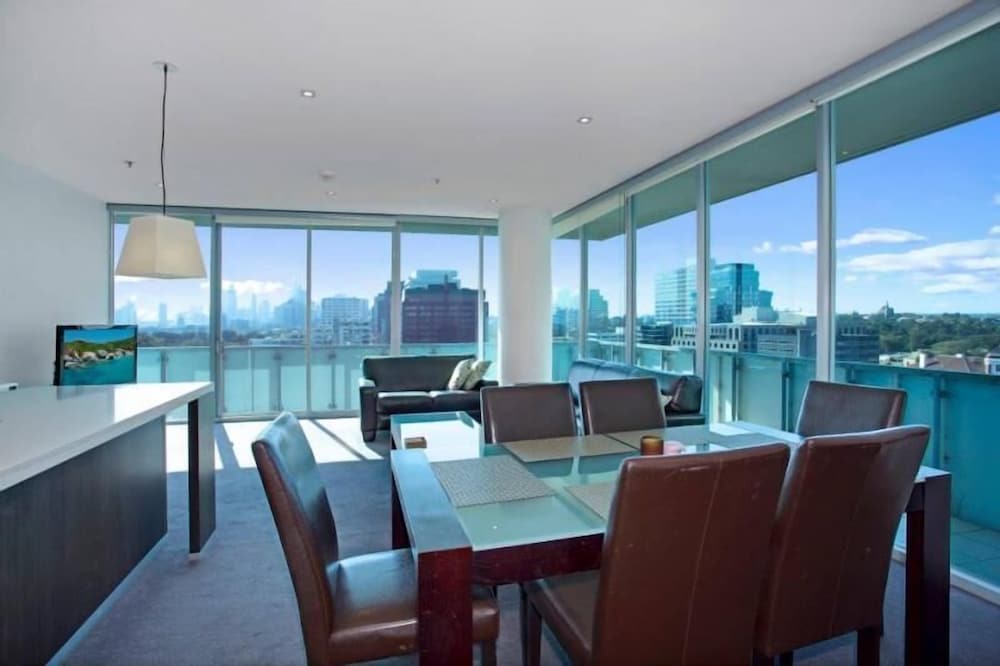 Astra Apartments - St Kilda Rd