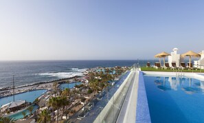 Outdoor pool, pool umbrellas, sun loungers