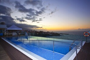 Outdoor pool, pool umbrellas, sun loungers