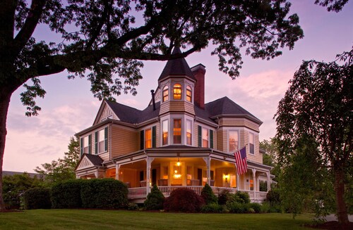 Great Place to stay The Oaks Victorian Inn near Christiansburg