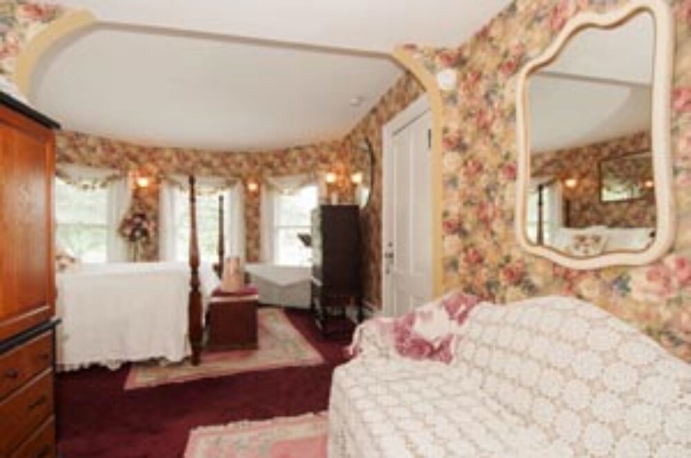Lily House Bed and Breakfast Deals & Reviews (Suffield, USA) Wotif