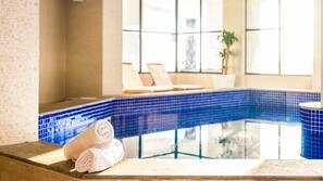 2 piscinas internas, espreguiçadeiras