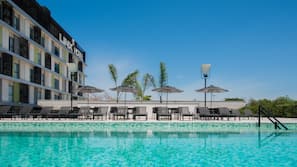 Una piscina al aire libre