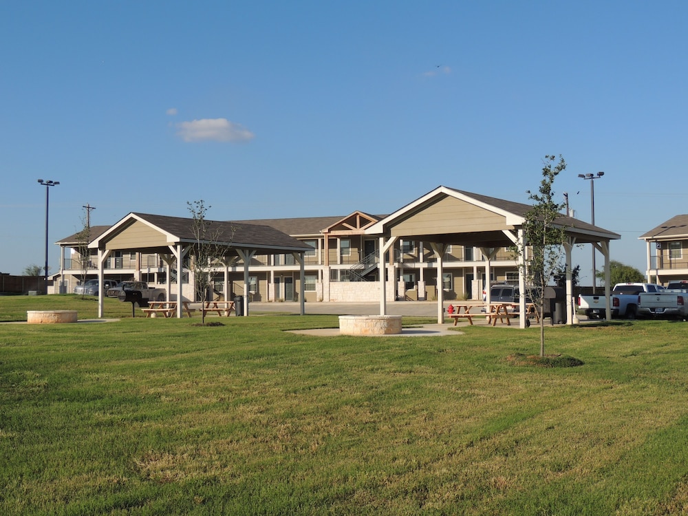 Eagles Den Suites at Kenedy in Kenedy, United States